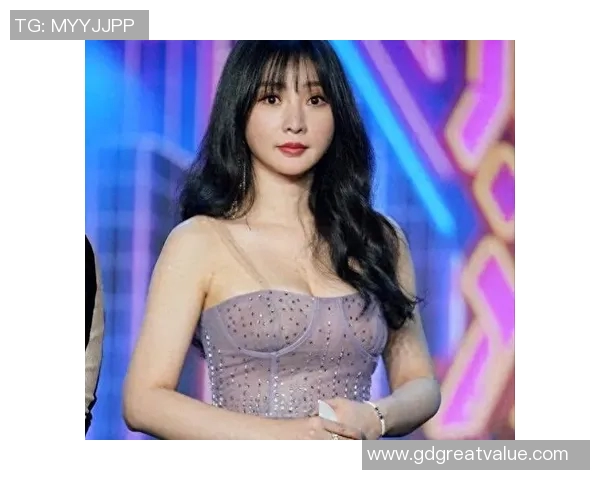 柳岩足球宝贝展现魅力风采引领时尚潮流成为球迷心中的女神